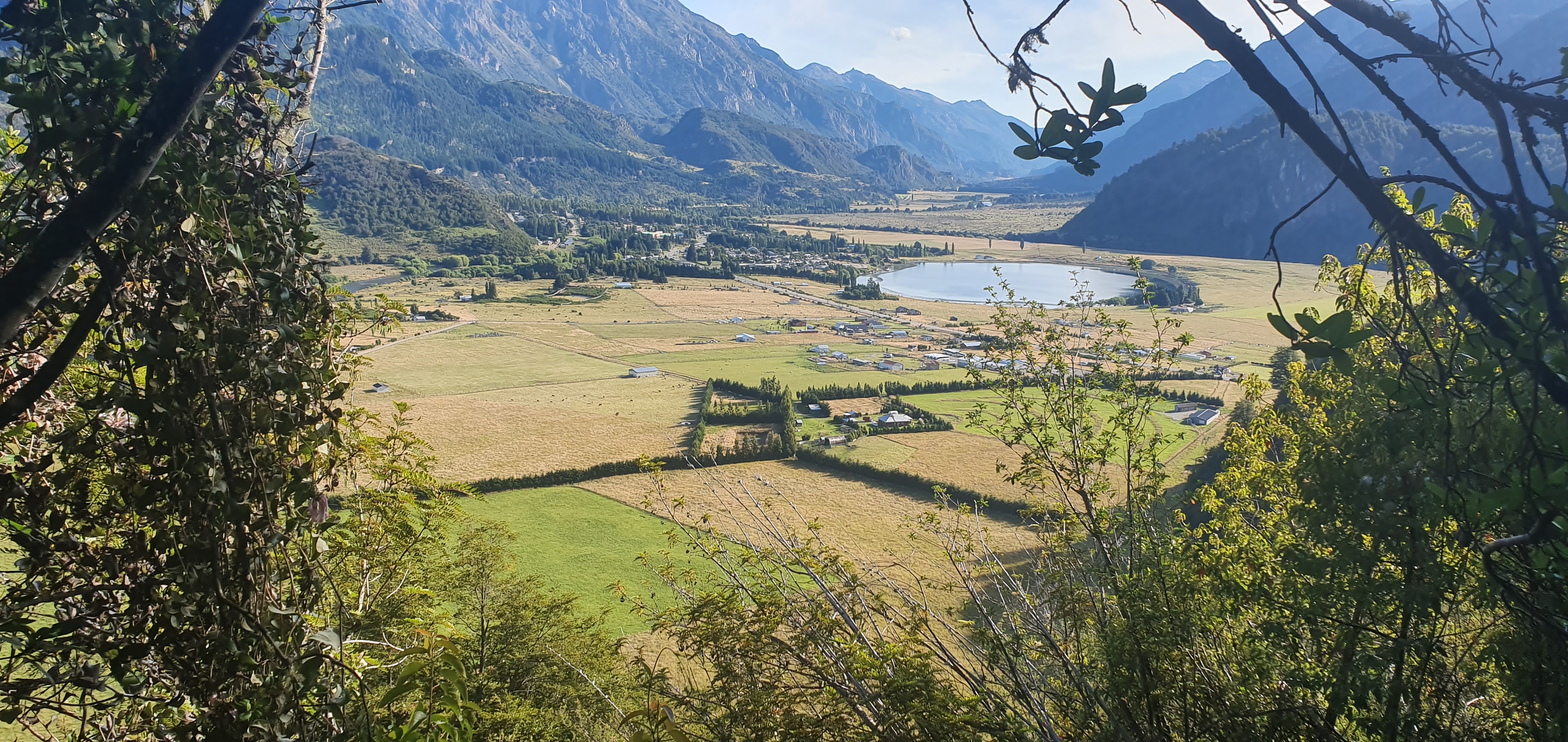 Vista aérea de La Pampita — praderas, bosque nativo y cursos de agua en Manihuales, Aysén